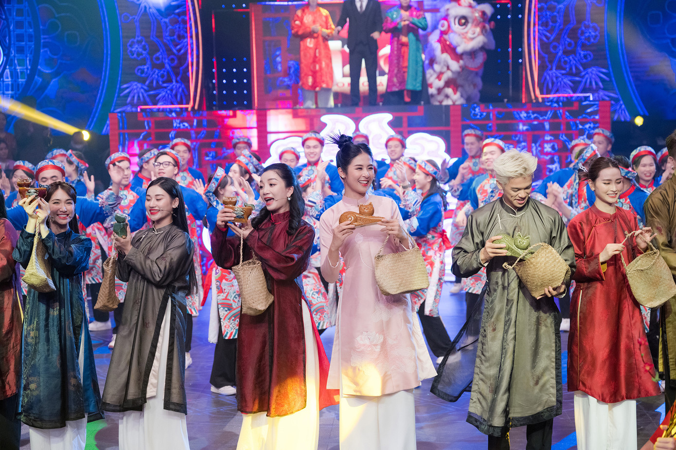 Trong chương trình, Ngọc Hân và các nghệ sĩ trẻ như ca sĩ Trọng Hiếu, nhạc sĩ Châu Đăng Khoa, MC Mù Tạt... cùng chia sẻ câu chuyện thú vị trong năm qua. Họ cũng điểm lại những thành tựu mà mình đã đạt được trong sự nghiệp.