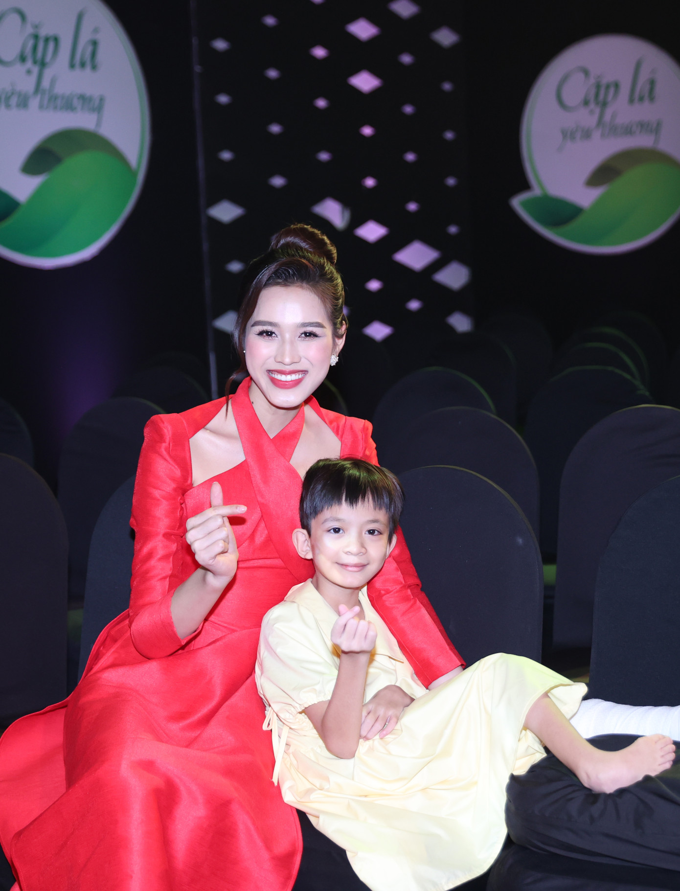 Đỗ Thị Hà và Lương Thùy Linh đã nhận nuôi hai em Nguyễn Thị Trang (Quảng Bình) và Quảng Thị Dừa (Sơn La).