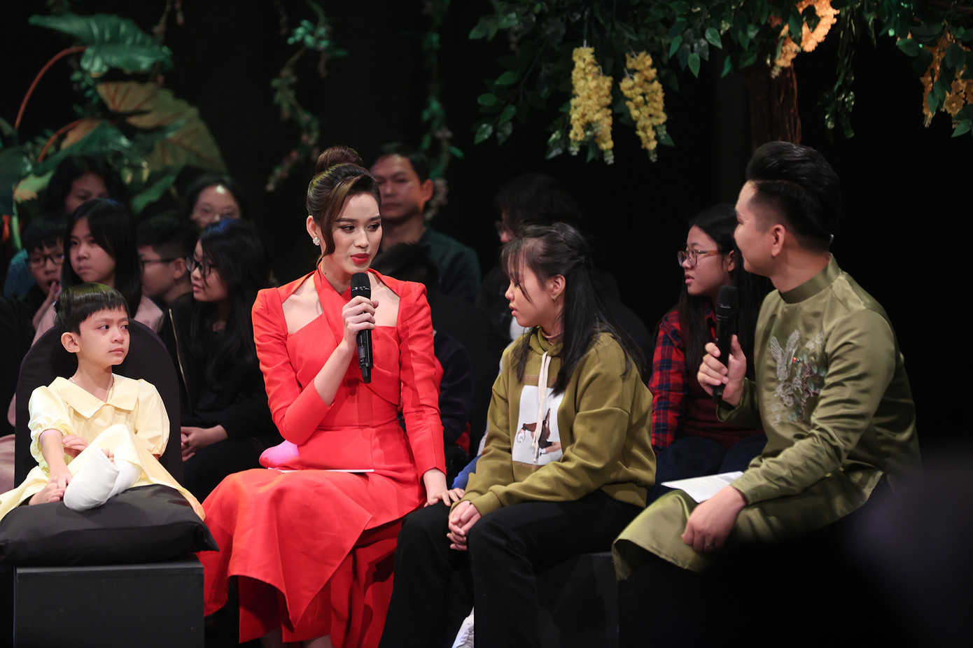 Đỗ Thị Hà, Lương Thùy Linh tham dự chương trình Cặp lá yêu thương.