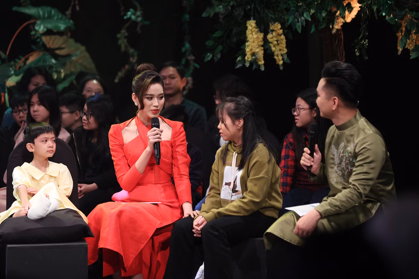 Đỗ Thị Hà, Lương Thùy Linh tham dự chương trình Cặp lá yêu thương.