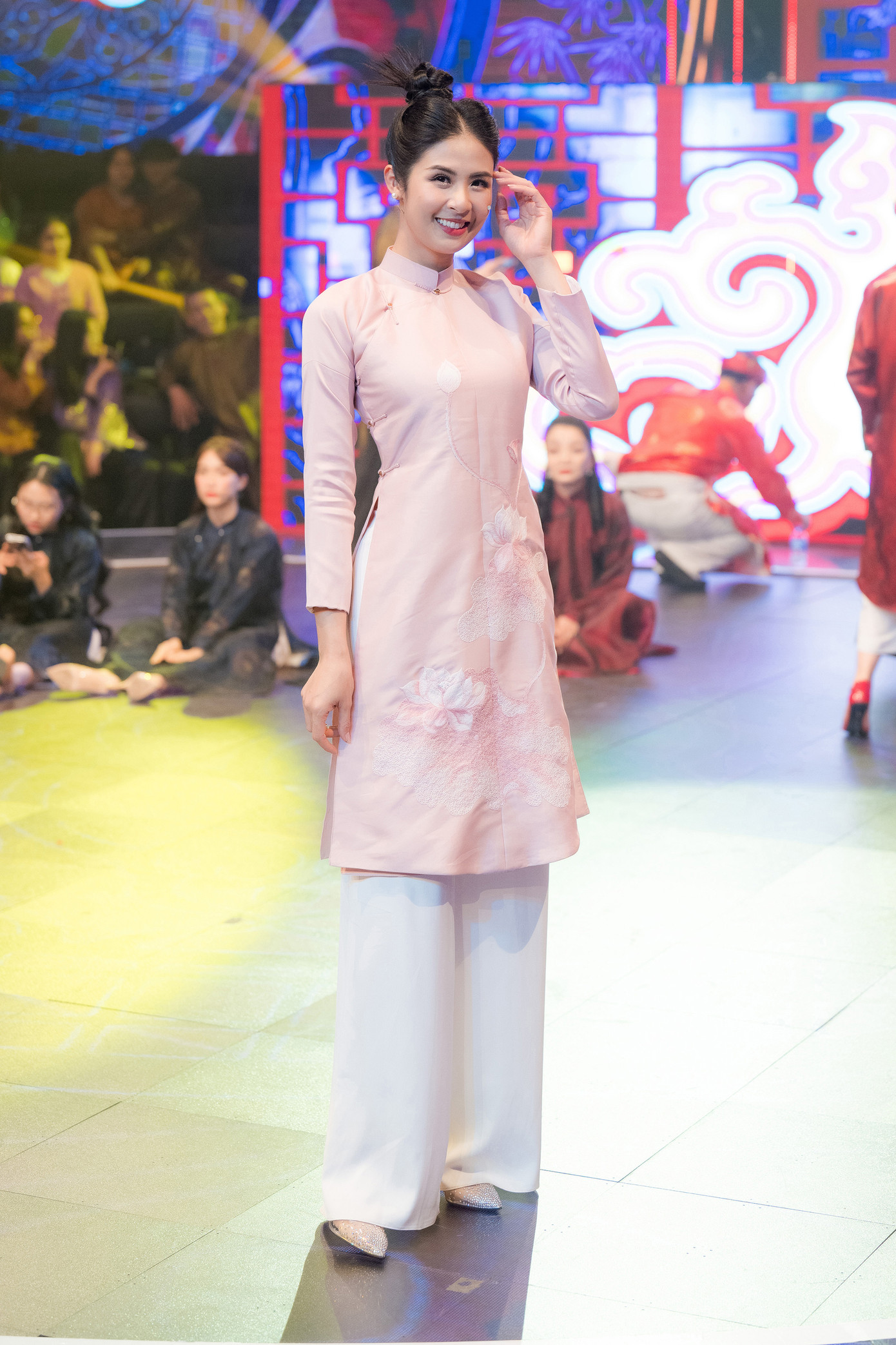 Hoa hậu Ngọc Hân là một trong những nghệ sĩ tham gia ghi hình cho chương trình "12 con Giáp" được phát sóng vào ngày mùng 3 Tết Quý Mão trên VTV3. NSND Tự Long, NSƯT Xuân Bắc đảm nhận vai trò giám khảo, MC Đinh Tiến Dũng dẫn dắt chương trình.