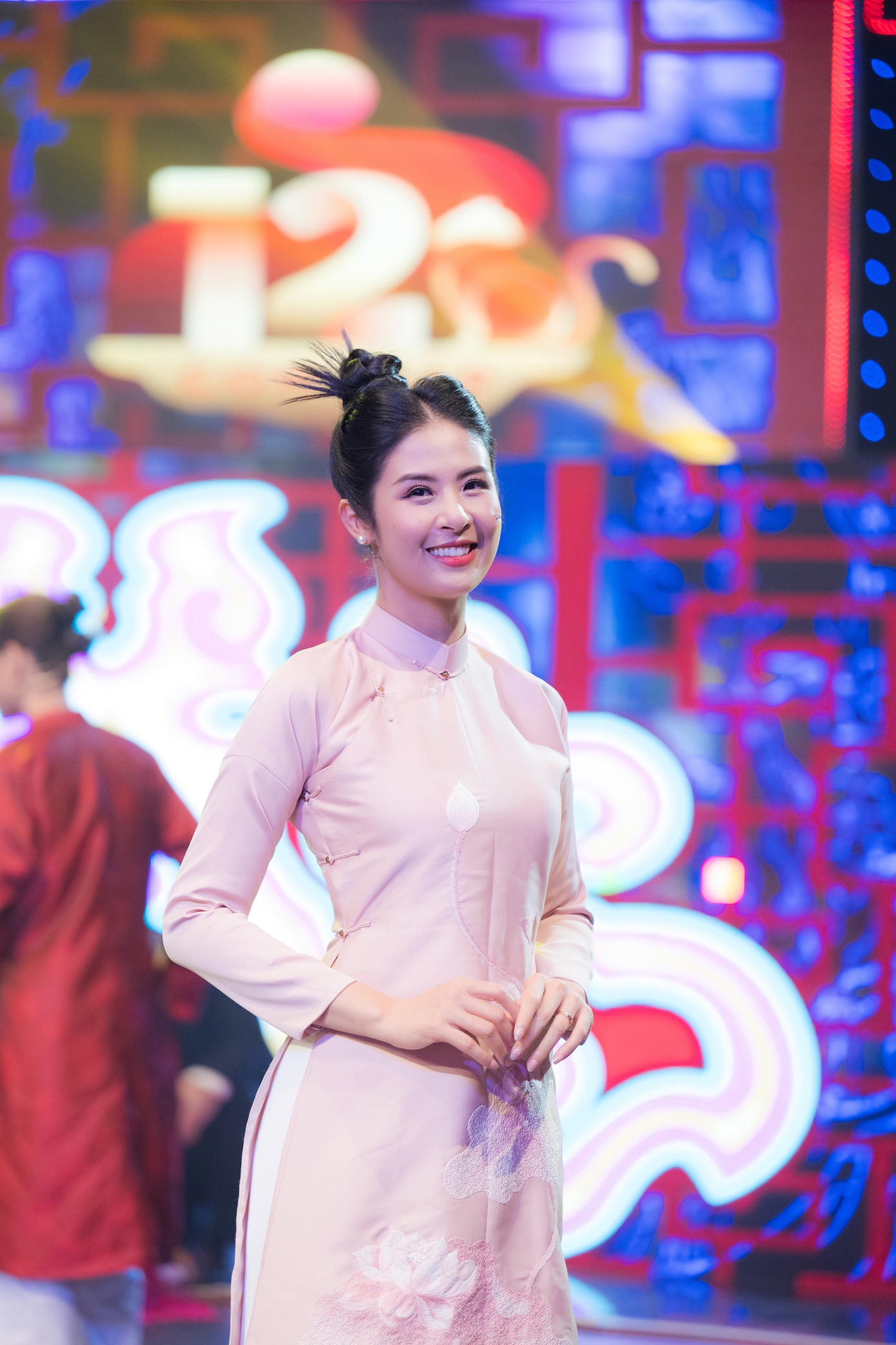 Hoa hậu Ngọc Hân là một trong những nghệ sĩ tham gia ghi hình cho chương trình "12 con Giáp" được phát sóng vào ngày mùng 3 Tết Quý Mão trên VTV3. NSND Tự Long, NSƯT Xuân Bắc đảm nhận vai trò giám khảo, MC Đinh Tiến Dũng dẫn dắt chương trình.