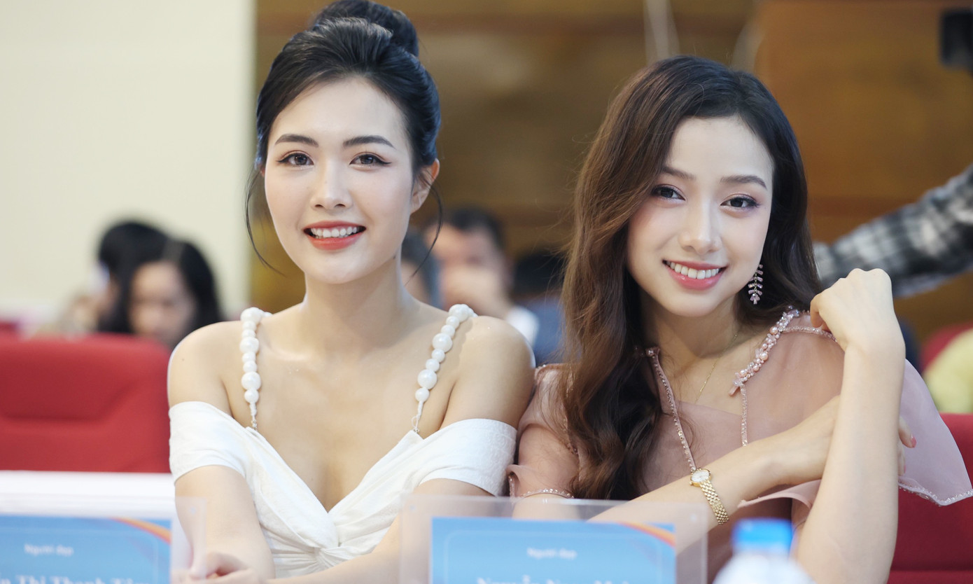 Các người đẹp tham dự buổi họp báo Siêu cúp bóng đá Quốc gia – Cúp THACO năm 2022. Ảnh: Trọng Tài - Như Ý.