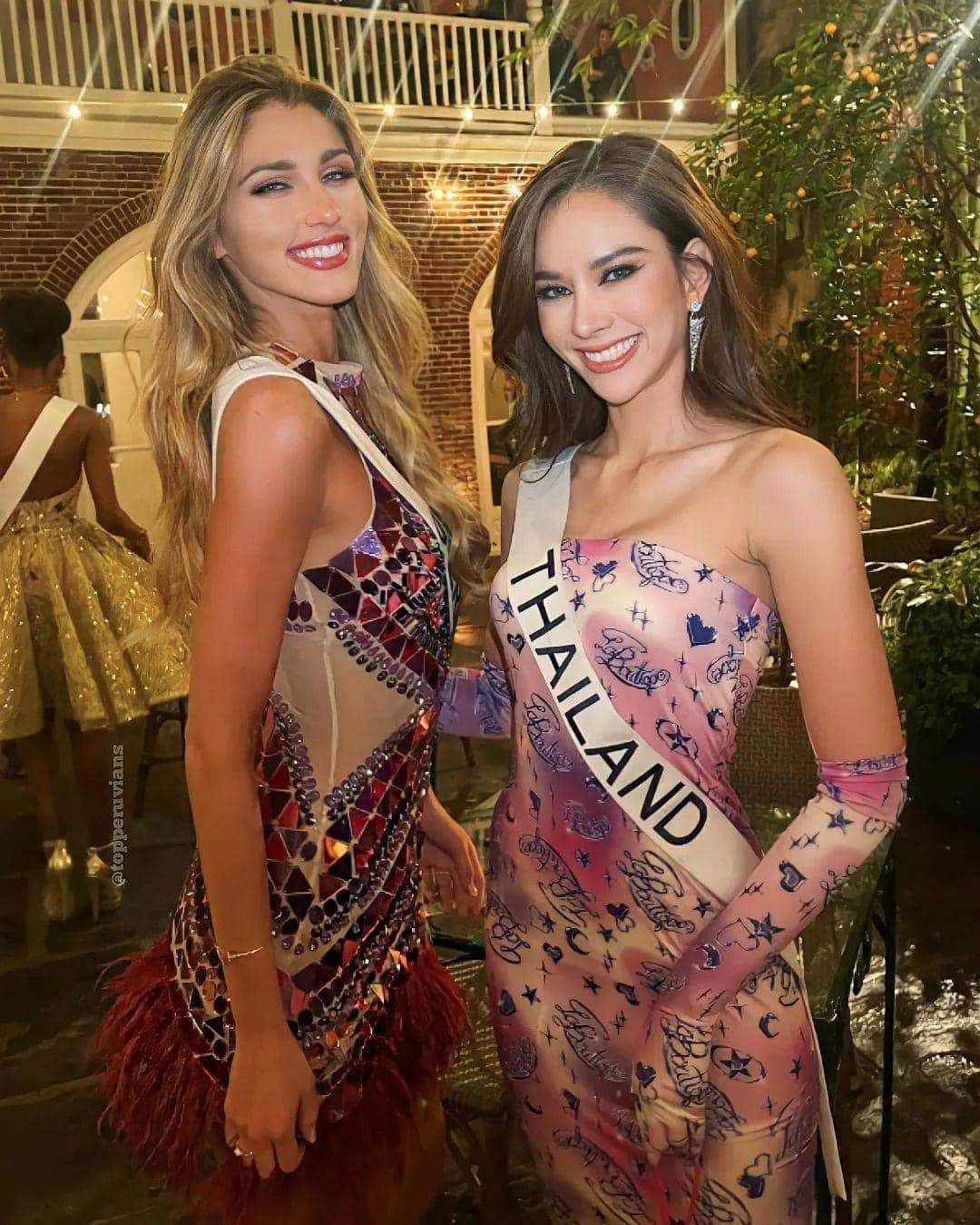 Đại diện Peru chụp ảnh cùng đại diện Thái Lan ở buổi dạ tiệc. Người đẹp Peru được đánh giá là ứng viên sáng giá của khu vực châu Mỹ, có tiềm năng giành vương miện Miss Universe 2022.