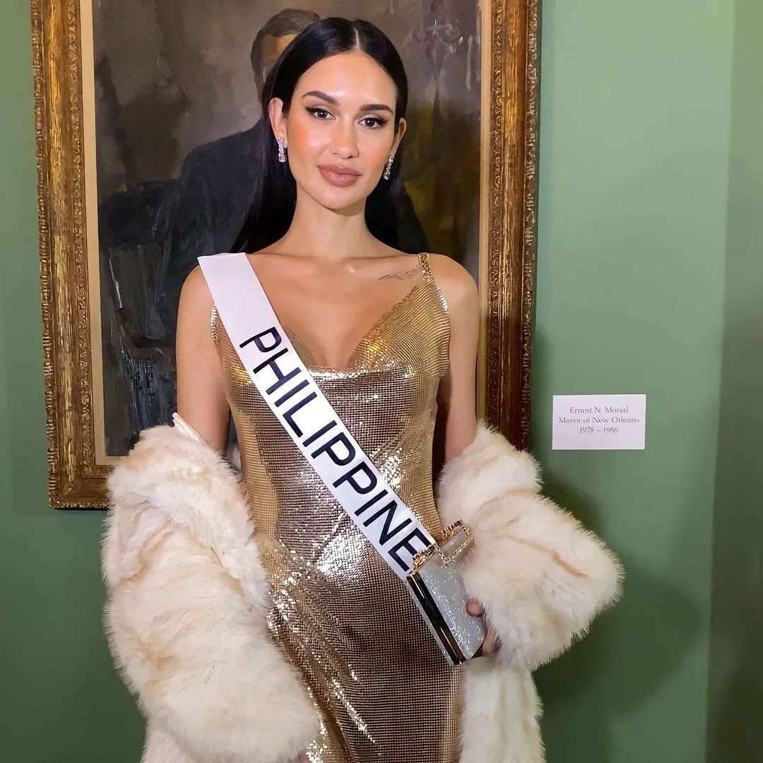 Người đẹp Philippines - Celeste Cortesi kiêu sa với váy sequin và áo choàng lông vũ. Celeste Cortesi đang được đánh giá là ứng cử viên sáng giá của khu vực châu Á, có tiềm năng giành vương miện. Tuy nhiên, cô cũng được nhận xét là thí sinh có đời tư tai tiếng nhất ở mùa giải năm nay.