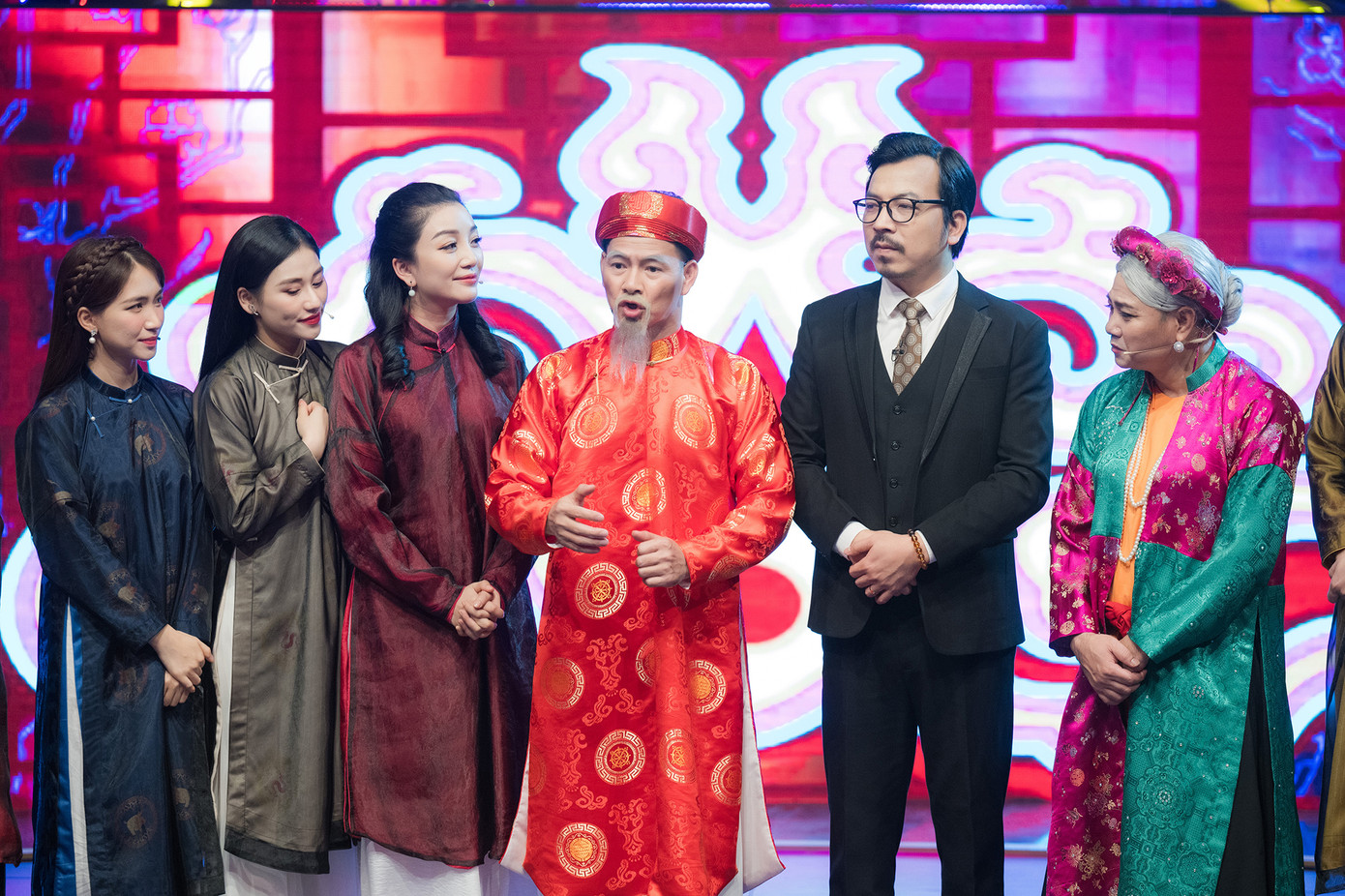 Ngọc Hân chia sẻ lâu cô mới có dịp hội ngộ nhiều nghệ sĩ ở các lĩnh vực nghệ thuật, thể thao và cùng trải qua những giây phút thú vị, tràn ngập tiếng cười. Chương trình được ghi hình từ 8h sáng đến tận 2h sáng ngày hôm sau với bối cảnh từ ngoài trời đến trường quay. Ghi hình trong 18 tiếng đồng hồ liên tục nhưng Ngọc Hân và các nghệ sĩ vẫn rạng rỡ, chuyên nghiệp.