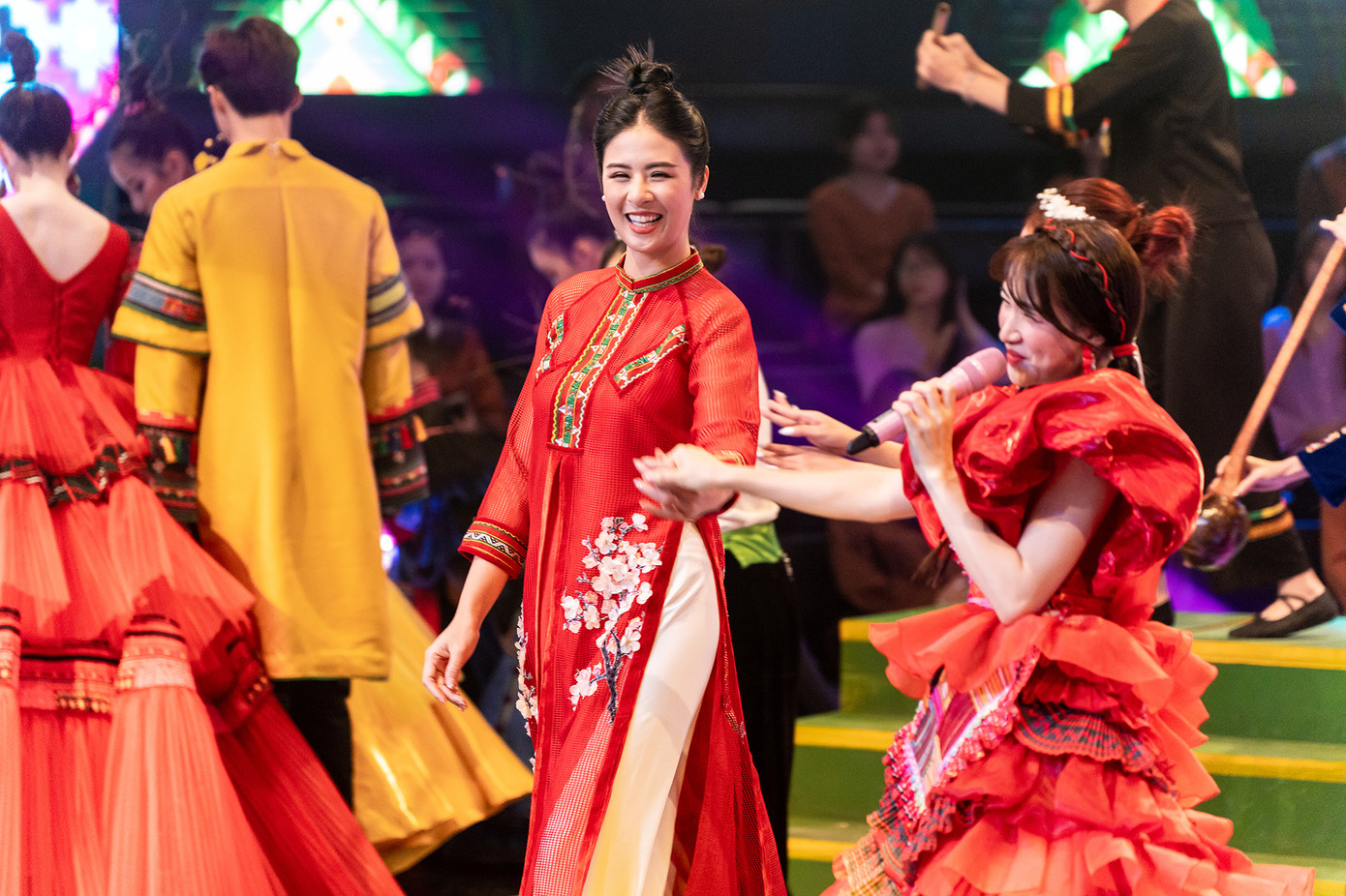 Ngọc Hân còn xuất hiện trên sân khấu để minh họa cho tiết mục văn nghệ của Hòa Minzy.
