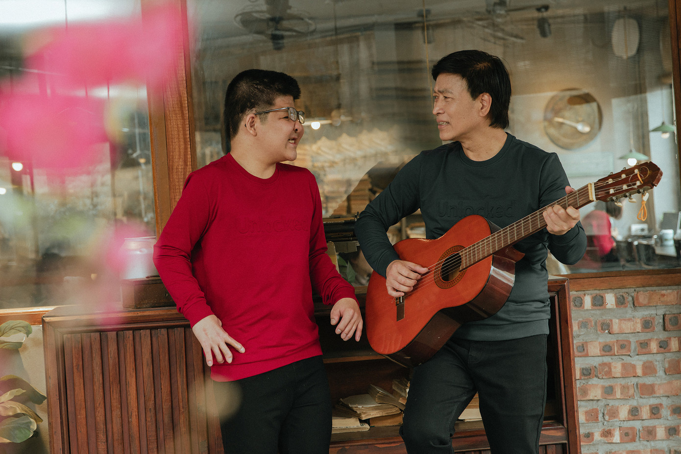 Để giúp con trai thăng hoa hơn trong âm nhạc, Quốc Tuấn dành thời gian để đàn hát cùng cậu bé, cũng là dịp để cả hai chia sẻ trong cuộc sống. Tình cảm gần gũi, thân thiết mà họ dành cho nhau luôn khiến khán giả ngưỡng mộ.