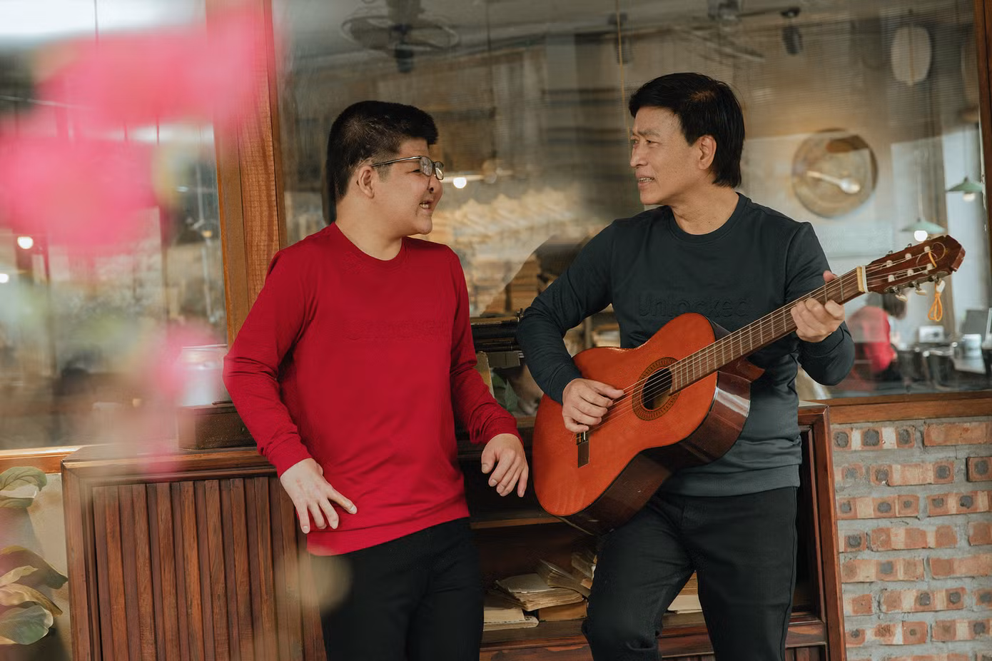 Để giúp con trai thăng hoa hơn trong âm nhạc, Quốc Tuấn dành thời gian để đàn hát cùng cậu bé, cũng là dịp để cả hai chia sẻ trong cuộc sống. Tình cảm gần gũi, thân thiết mà họ dành cho nhau luôn khiến khán giả ngưỡng mộ.