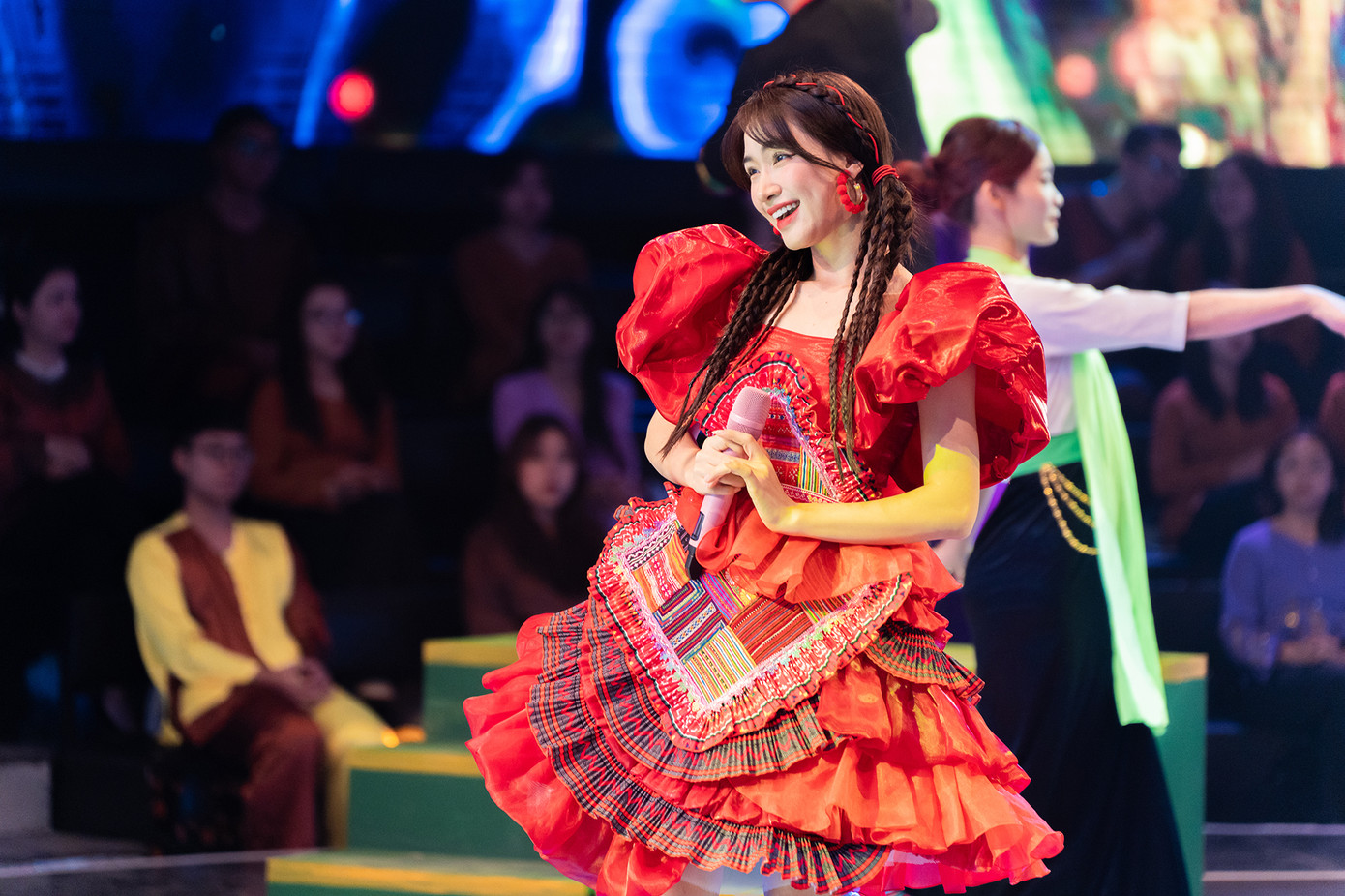 Trong chương trình, Ngọc Hân được ghép đôi với Hòa Minzy, giọng ca mà cô yêu thích và theo dõi trên mạng xã hội. So với hình ảnh hài hước trên mạng xã hội, ngoài đời, Hoà Minzy cũng dí dỏm.