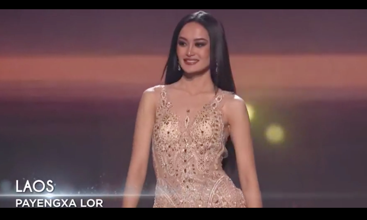 Các thí sinh trình diễn váy dạ hội.