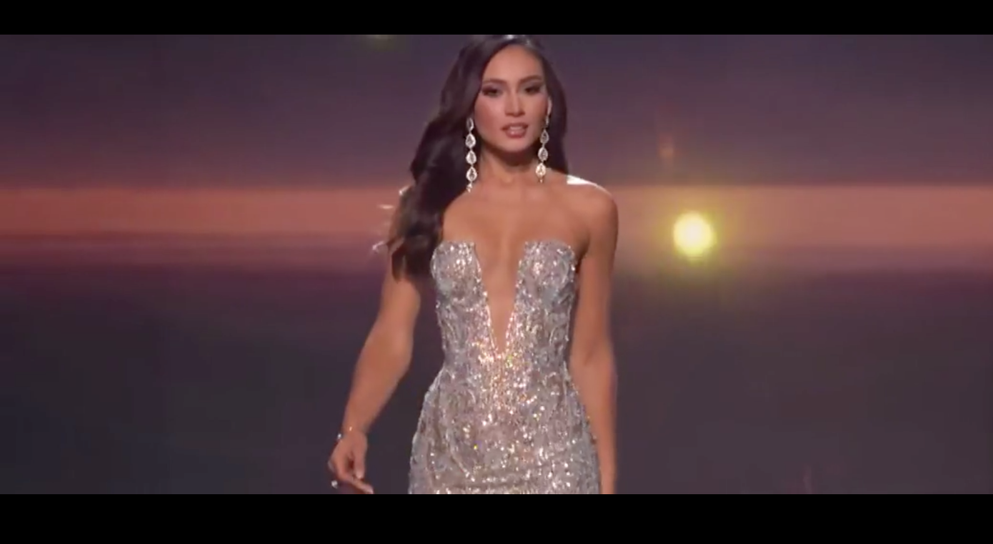 Các thí sinh trình diễn váy dạ hội.