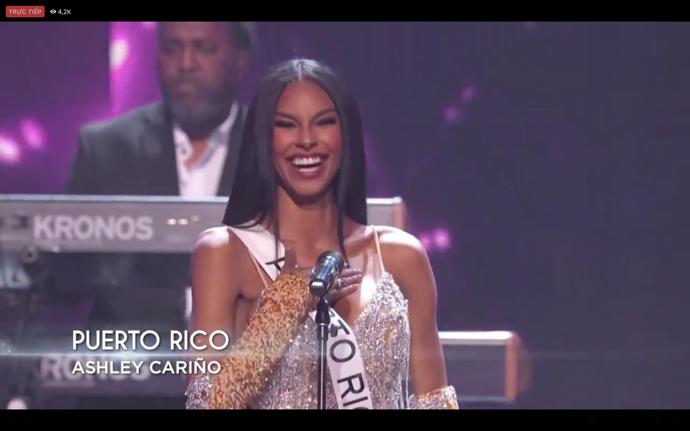 Các thí sinh trong phần đồng diễn, hô tên trong đêm chung kết.