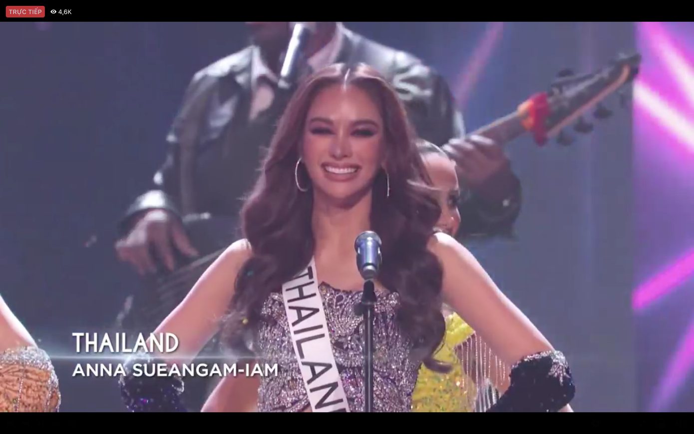 Các thí sinh trong phần đồng diễn, hô tên trong đêm chung kết.