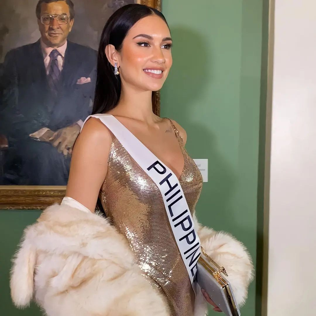 Người đẹp Philippines - Celeste Cortesi kiêu sa với váy sequin và áo choàng lông vũ. Celeste Cortesi đang được đánh giá là ứng cử viên sáng giá của khu vực châu Á, có tiềm năng giành vương miện. Tuy nhiên, cô cũng được nhận xét là thí sinh có đời tư tai tiếng nhất ở mùa giải năm nay.