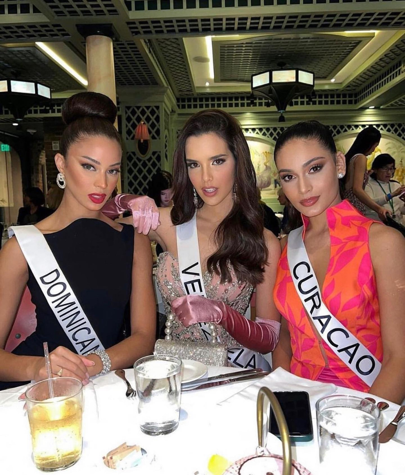 Dàn người đẹp khoe sắc vóc với váy áo lộng lẫy trong buổi dạ tiệc. Đại diện Curacao trở lại sau khi bị mắc COVID-19. Cô ghi điểm với nhan sắc nóng bỏng.