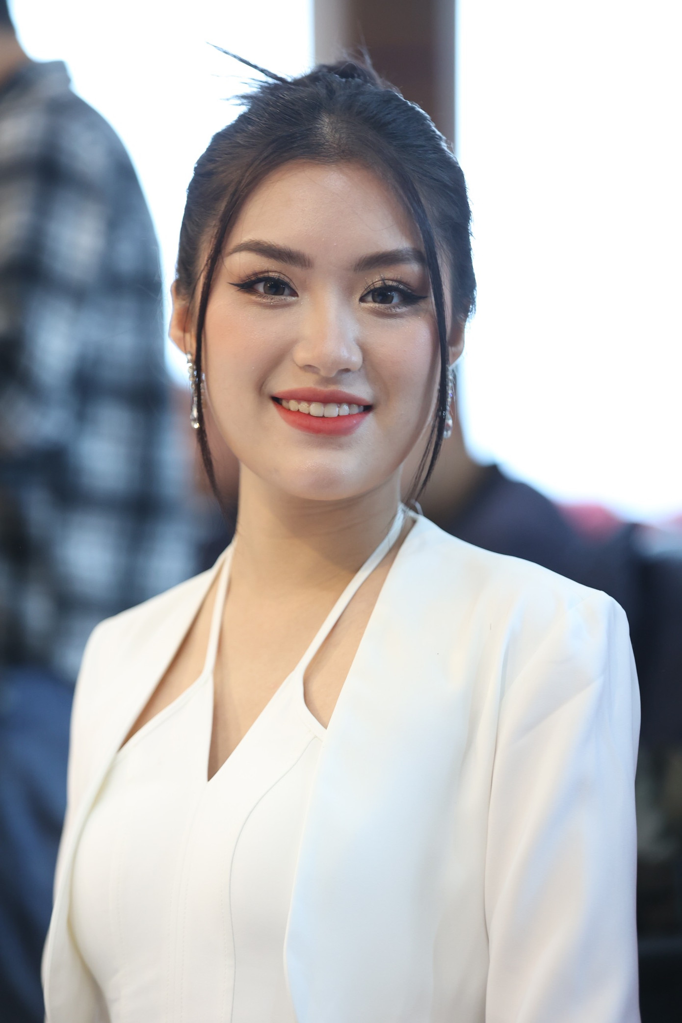 Top 10 Hoa hậu Việt Nam 2022 Phan Phương Oanh gây chú ý với nhan sắc cá tính, sắc sảo. Cô diện trang phục tông màu trắng kín đáo, thanh lịch. Phương Oanh cho biết luôn nỗ lực xây dựng và giữ gìn hình ảnh, đồng hành cùng các sự kiện thể thao, xã hội uy tín và có sức lan tỏa.