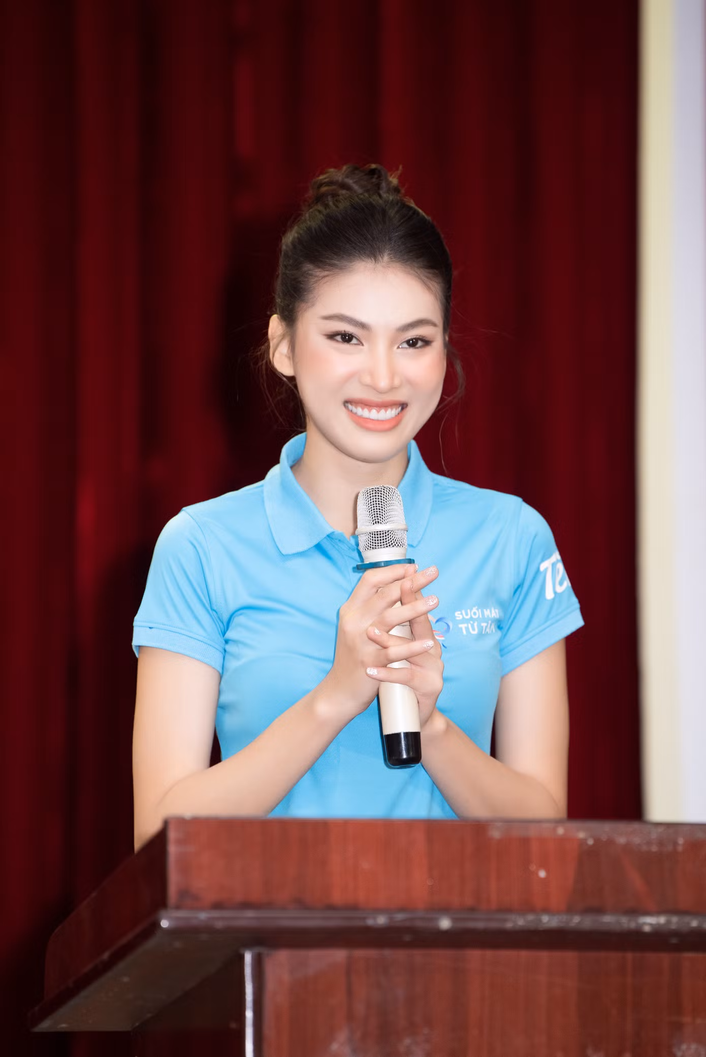 Á hậu Ngọc Thảo đi từ thiện cùng em gái.
