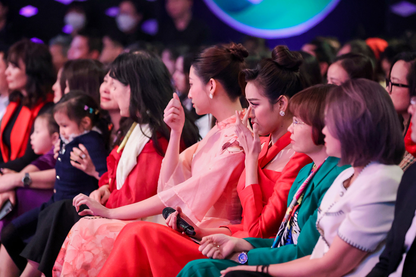 Đỗ Thị Hà, Lương Thùy Linh tham dự chương trình Cặp lá yêu thương.