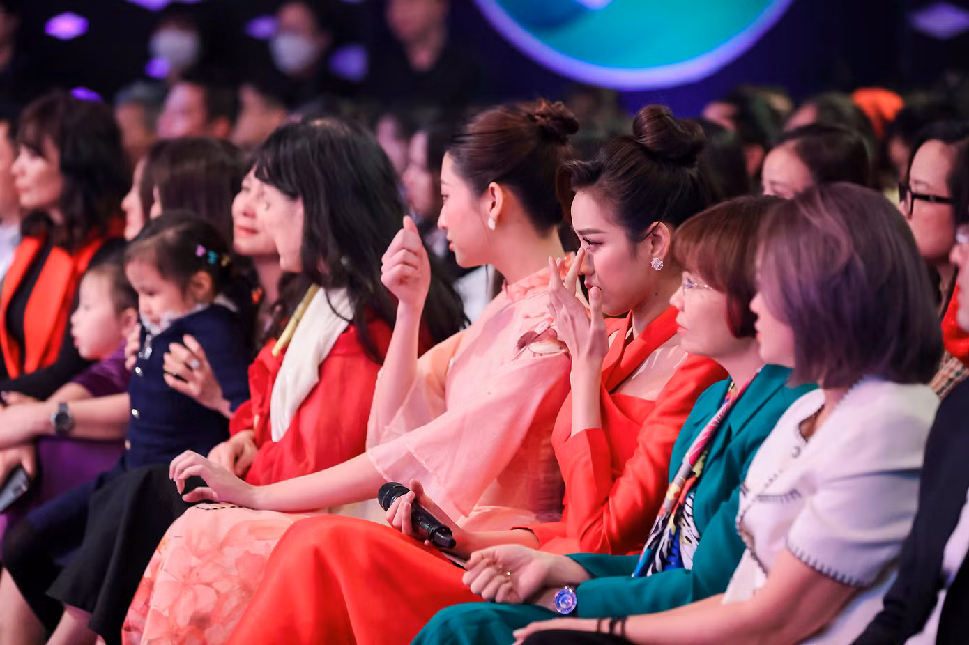 Đỗ Thị Hà, Lương Thùy Linh tham dự chương trình Cặp lá yêu thương.