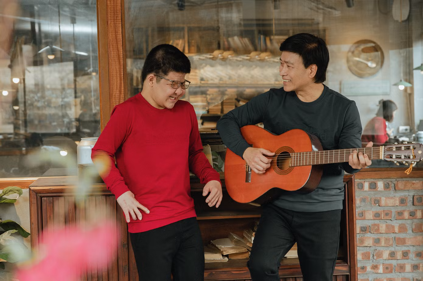 Để giúp con trai thăng hoa hơn trong âm nhạc, Quốc Tuấn dành thời gian để đàn hát cùng cậu bé, cũng là dịp để cả hai chia sẻ trong cuộc sống. Tình cảm gần gũi, thân thiết mà họ dành cho nhau luôn khiến khán giả ngưỡng mộ.