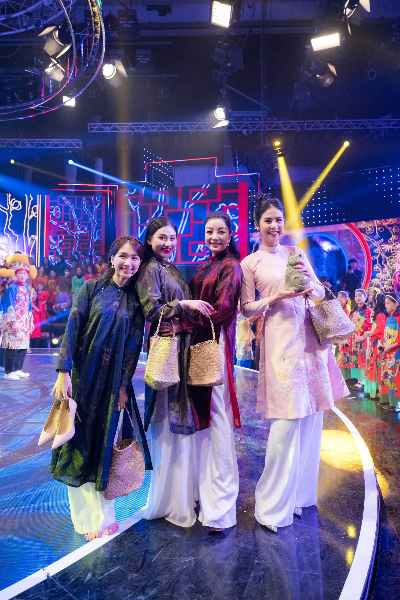 12 nghệ sĩ góp mặt trong chương trình ngoài Ngọc Hân còn có ca sĩ Ali Hoàng Dương, nhạc sĩ Châu Đăng Khoa, ca sĩ Phương Thanh, ca sĩ Phương Mỹ Chi, cầu thủ Tấn Trường, ca sĩ Trọng Hiếu, nghệ sĩ Trần Lực, MC Huyền Trang Mù Tạt, ca sĩ Minh Ngọc Sao Mai, ca sĩ Phạm Thu Hà, ca sĩ Hòa Minzy.