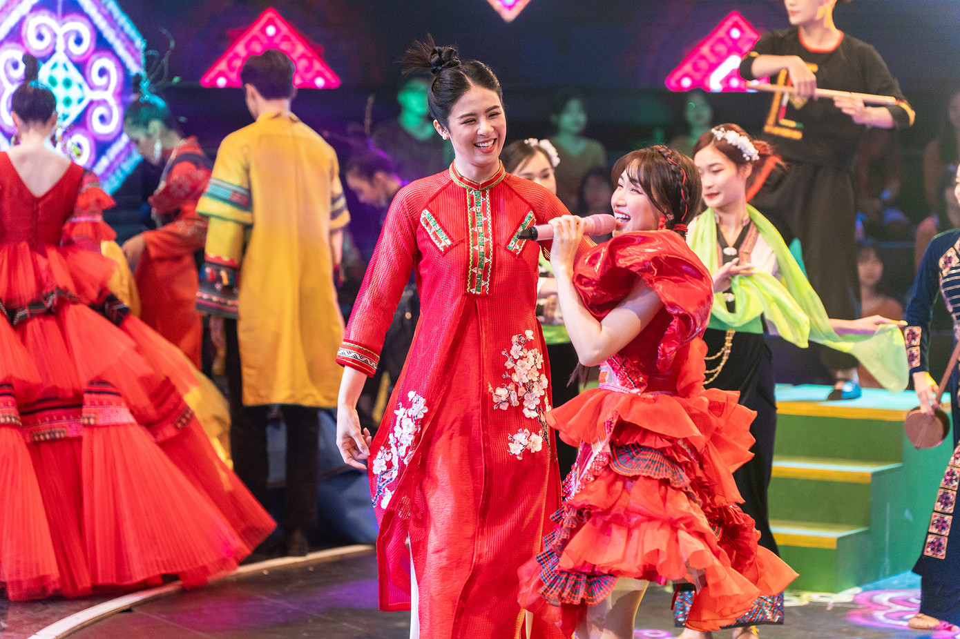 Ngọc Hân còn xuất hiện trên sân khấu để minh họa cho tiết mục văn nghệ của Hòa Minzy.