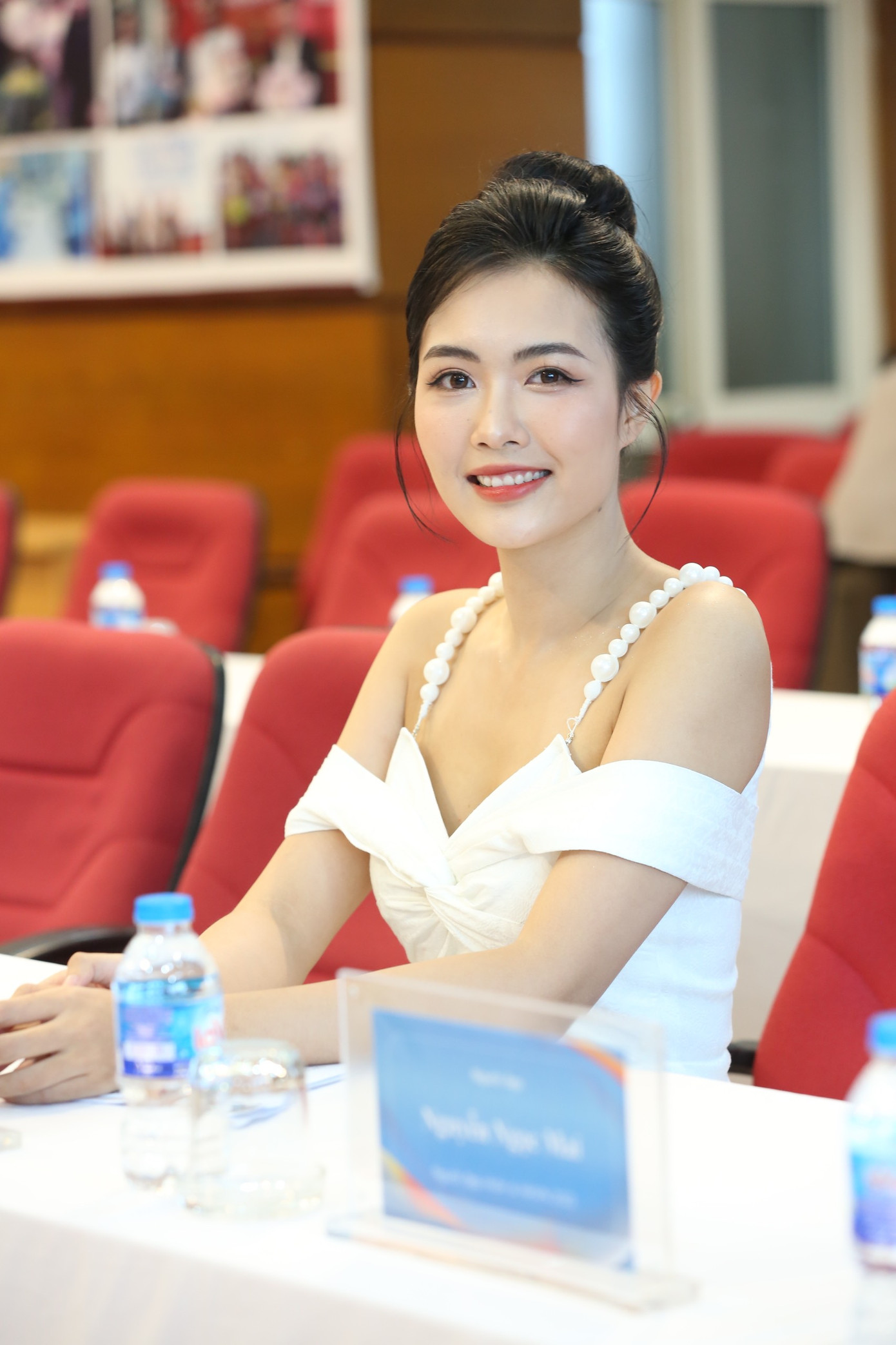 Nguyễn Thị Thanh Tâm – Người đẹp Truyền thông, Top 10 Hoa hậu Việt Nam 2022 diện váy trắng thanh lịch nhưng không kém phần quyến rũ. “Siêu cúp bóng đá Quốc gia là một giải đấu lâu đời, uy tín, thu hút sự quan tâm của khán giả. Tâm tin rằng giải đấu năm nay sẽ tiếp tục mang tới một trận đấu gay cấn và hấp dẫn. Tâm cũng nhận thấy rằng giải đấu ngày càng quy mô, chuyên nghiệp và lan tỏa mạnh mẽ”, Người đẹp Truyền thông Hoa hậu Việt Nam năm 2022 chia sẻ.