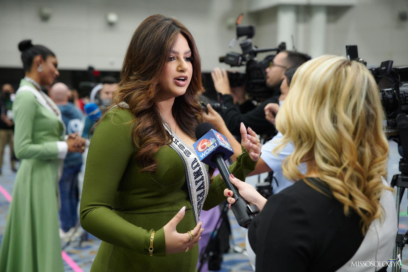 Đương kim Hoa hậu Hoàn vũ 2021 Harnaaz Sandhu trả lời truyền thông tại buổi họp báo. Vóc dáng đẫy đà của cô tiếp tục trở thành chủ đề gây tranh cãi trên các diễn đàn sắc đẹp.