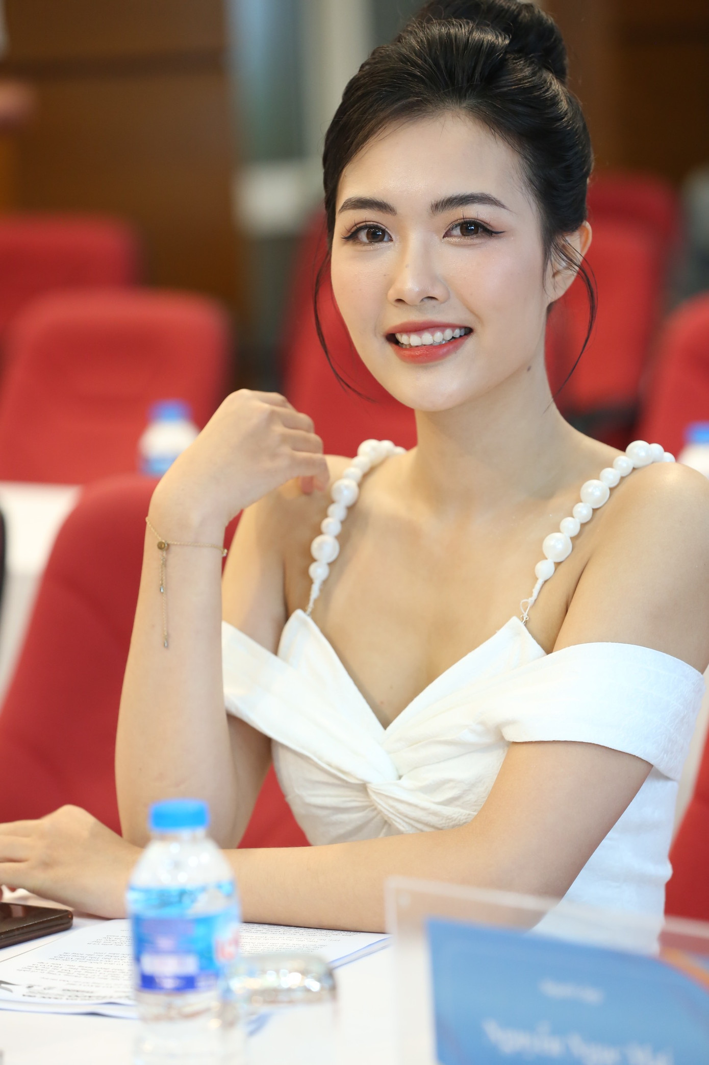 Nguyễn Thị Thanh Tâm – Người đẹp Truyền thông, Top 10 Hoa hậu Việt Nam 2022 diện váy trắng thanh lịch nhưng không kém phần quyến rũ. “Siêu cúp bóng đá Quốc gia là một giải đấu lâu đời, uy tín, thu hút sự quan tâm của khán giả. Tâm tin rằng giải đấu năm nay sẽ tiếp tục mang tới một trận đấu gay cấn và hấp dẫn. Tâm cũng nhận thấy rằng giải đấu ngày càng quy mô, chuyên nghiệp và lan tỏa mạnh mẽ”, Người đẹp Truyền thông Hoa hậu Việt Nam năm 2022 chia sẻ.