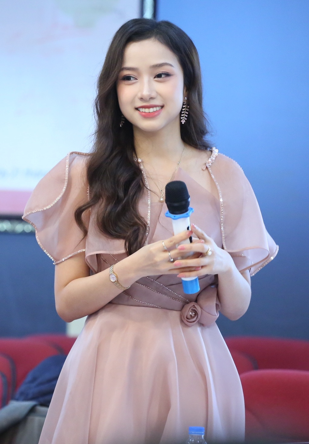 Chia sẻ về trận đấu tranh chức vô địch Siêu cúp bóng đá Quốc gia – Cúp THACO năm 2022 vào ngày 29/1 tới, Ngọc Mai hy vọng cô sẽ có mặt trên sân vận động Hàng Đẫy để có thể hòa cùng không khí sôi động với hàng ngàn khán giả. “Đây hứa hẹn sẽ là trận đấu vô cùng gay cấn, hấp dẫn. Mai rất háo hức để theo dõi trận đấu này”, cô nói.