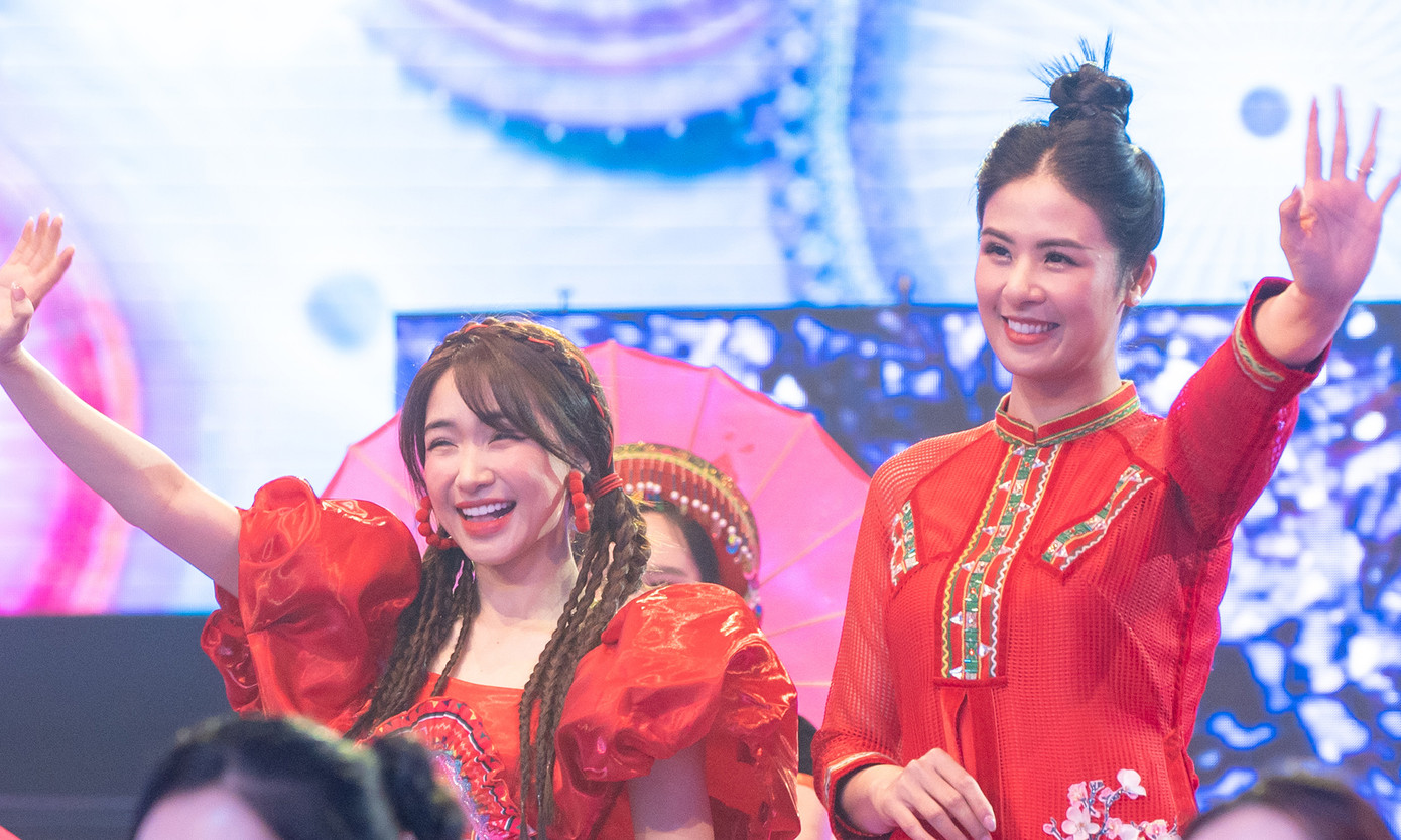 Trong chương trình, Ngọc Hân được ghép đôi với Hòa Minzy, giọng ca mà cô yêu thích và theo dõi trên mạng xã hội. So với hình ảnh hài hước trên mạng xã hội, ngoài đời, Hoà Minzy cũng dí dỏm.