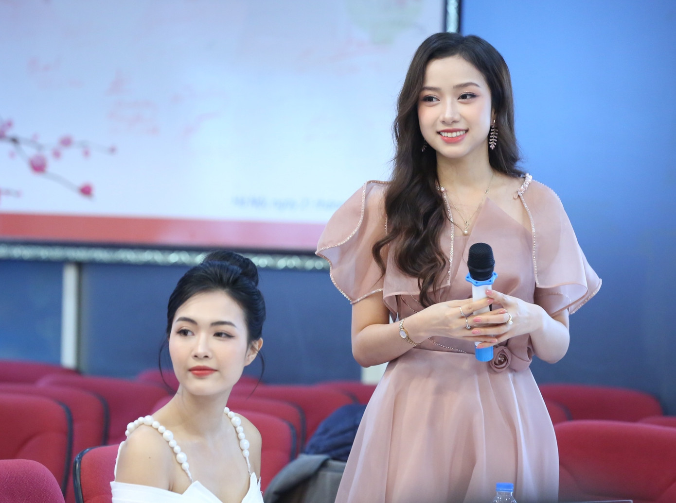 Chia sẻ về trận đấu tranh chức vô địch Siêu cúp bóng đá Quốc gia – Cúp THACO năm 2022 vào ngày 29/1 tới, Ngọc Mai hy vọng cô sẽ có mặt trên sân vận động Hàng Đẫy để có thể hòa cùng không khí sôi động với hàng ngàn khán giả. “Đây hứa hẹn sẽ là trận đấu vô cùng gay cấn, hấp dẫn. Mai rất háo hức để theo dõi trận đấu này”, cô nói.