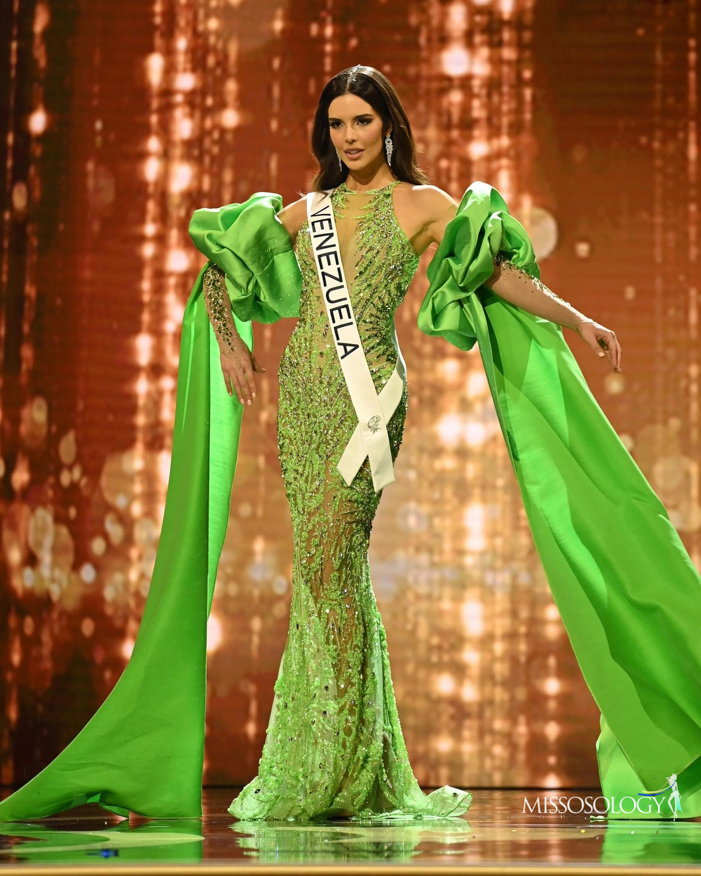 Đại diện Venezuela - Amanda Dudamel là một trong những thí sinh thu hút truyền thông nhất cuộc thi năm nay. Cô gây nhiều tranh cãi khi nhận xét đối thủ kém thân thiện trên livestream. Gây ra nhiều thị phi nhưng Amanda Dudamel vẫn được đánh giá là ứng viên sáng giá cho vương miện. Amanda Dudamel là một trong những người đẹp đến Mỹ sớm nhất để tham gia cuộc thi Miss Universe 2022. Tại cuộc thi, cô thể hiện là người đẹp thân thiện, xã giao, xuất hiện và giao lưu với tất cả trong các hoạt động.