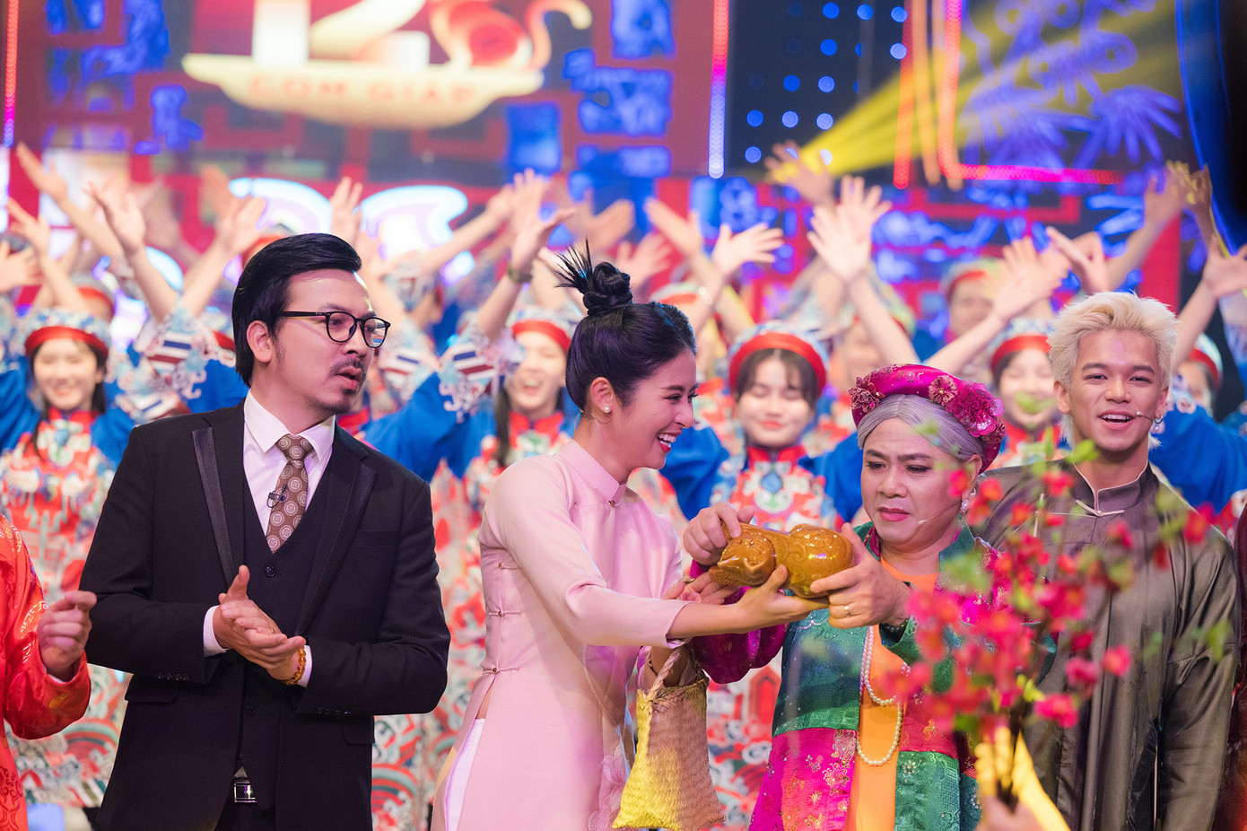 Ngọc Hân trong một khoảnh khắc bên nghệ sĩ NSND Tự Long. Tạo hình giả gái của nam nghệ sĩ khiến khán giả thích thú.