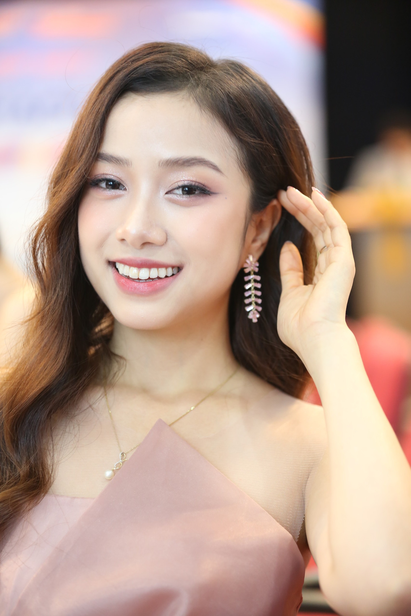 Người đẹp Nhân ái Nguyễn Ngọc Mai khoe vai trần quyến rũ trong bộ váy gam màu hồng pastel ngọt ngào. Ngọc Mai sinh năm 1999, quê Nam Định, tốt nghiệp ngành Quản lý giải trí và Tổ chức sự kiện tại Đại học Stenden, Hà Lan. Cô gây chú ý khi sở hữu trình độ IELTS 8.0, ngoài ra cô còn có thể giao tiếp bằng tiếng Tây Ban Nha.