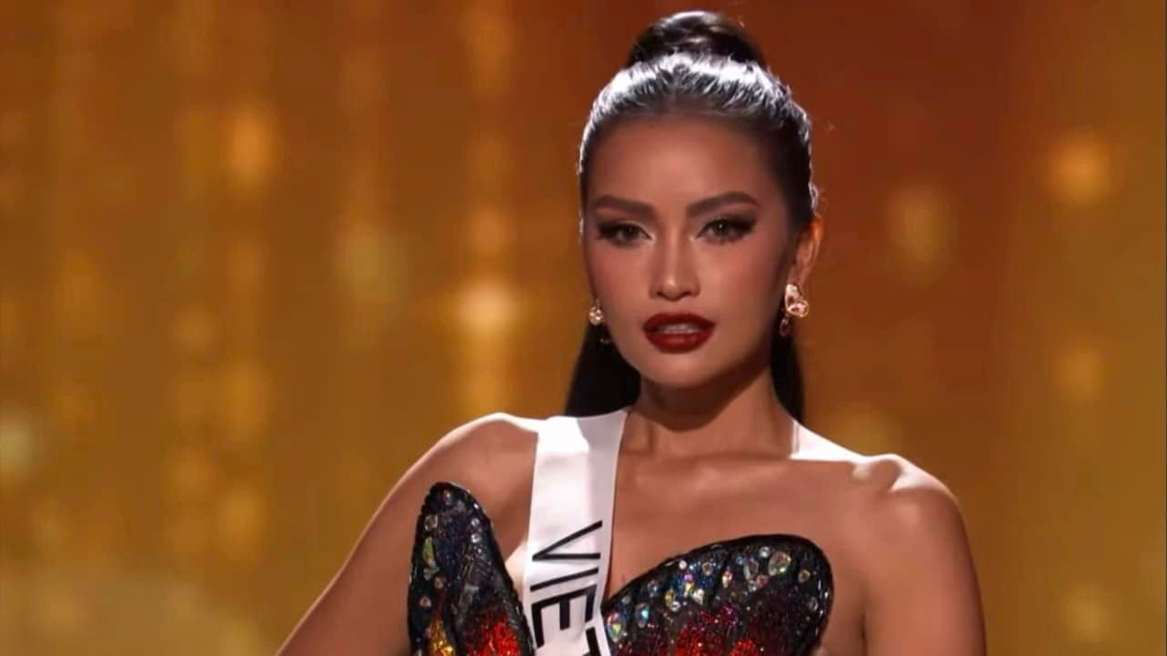 Ngọc Châu trình diễn váy dạ hội.