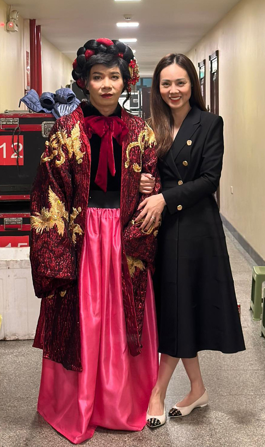 Bà xã luôn theo sát NSND Công Lý trong hậu trường những ngày ghi hình Táo Quân. Bà xã luôn theo sát NSND Công Lý trong hậu trường những ngày ghi hình Táo Quân.