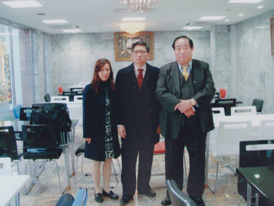 Chủ tịch Trường Tokyo về PLXH ngài TS. Tsuneo Nakajima tặng TS. Lê Minh Tiến- Chủ tịch Công ty Hoa Anh Đào 04 học bổng đầu tiên cho du học sinh điều dưỡng của công ty Hoa Anh Đào. Chủ tịch Trường Tokyo về PLXH ngài TS. Tsuneo Nakajima tặng TS. Lê Minh Tiến- Chủ tịch Công ty Hoa Anh Đào 04 học bổng đầu tiên cho du học sinh điều dưỡng của công ty Hoa Anh Đào