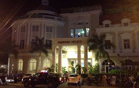 Phía ngoài nhà hàng Diamond Palace bị cảnh sát bao vây