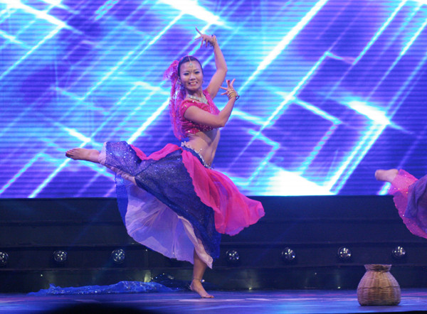 Các cô gái mang đến những phong cách khác nhau trong các màn nhảy