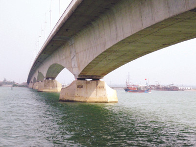 Hiểm họa đang rình rập ngay dưới trụ cầu số 4 của cầu Gianh. Hiểm họa đang rình rập ngay dưới trụ cầu số 4 của cầu Gianh