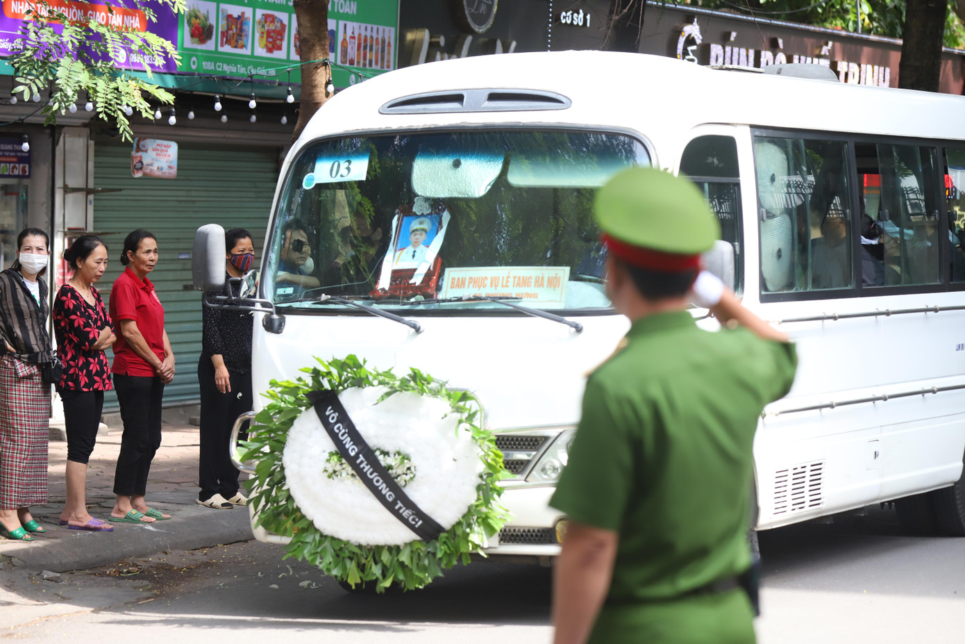 Gần 10h, thi hài các liệt sĩ được di chuyển đến Nhà tang lễ quốc gia (số 5 Trần Thánh Tông, Hà Nội).
