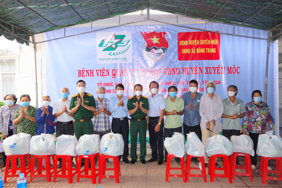 Tổ chức khám chữa bệnh, phát thuốc tặng quà cho nhân dân Xã Bông Trang, Huyện Xuyên Mộc