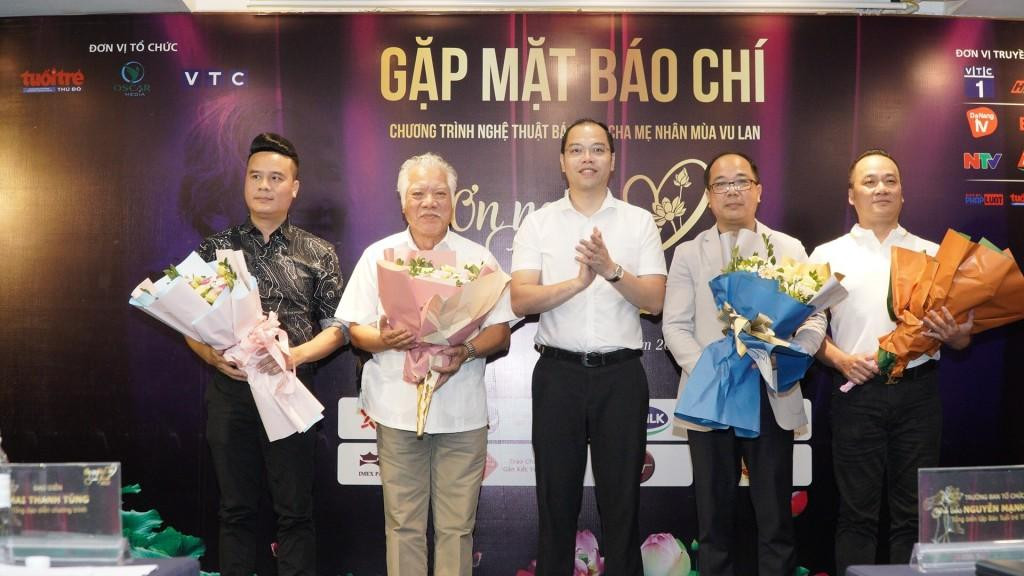 Anh Nguyễn Tiến Hưng, Phó Bí thư Thành đoàn Hà Nội tặng hoa chúc mừng Ban Tổ chức chương trình