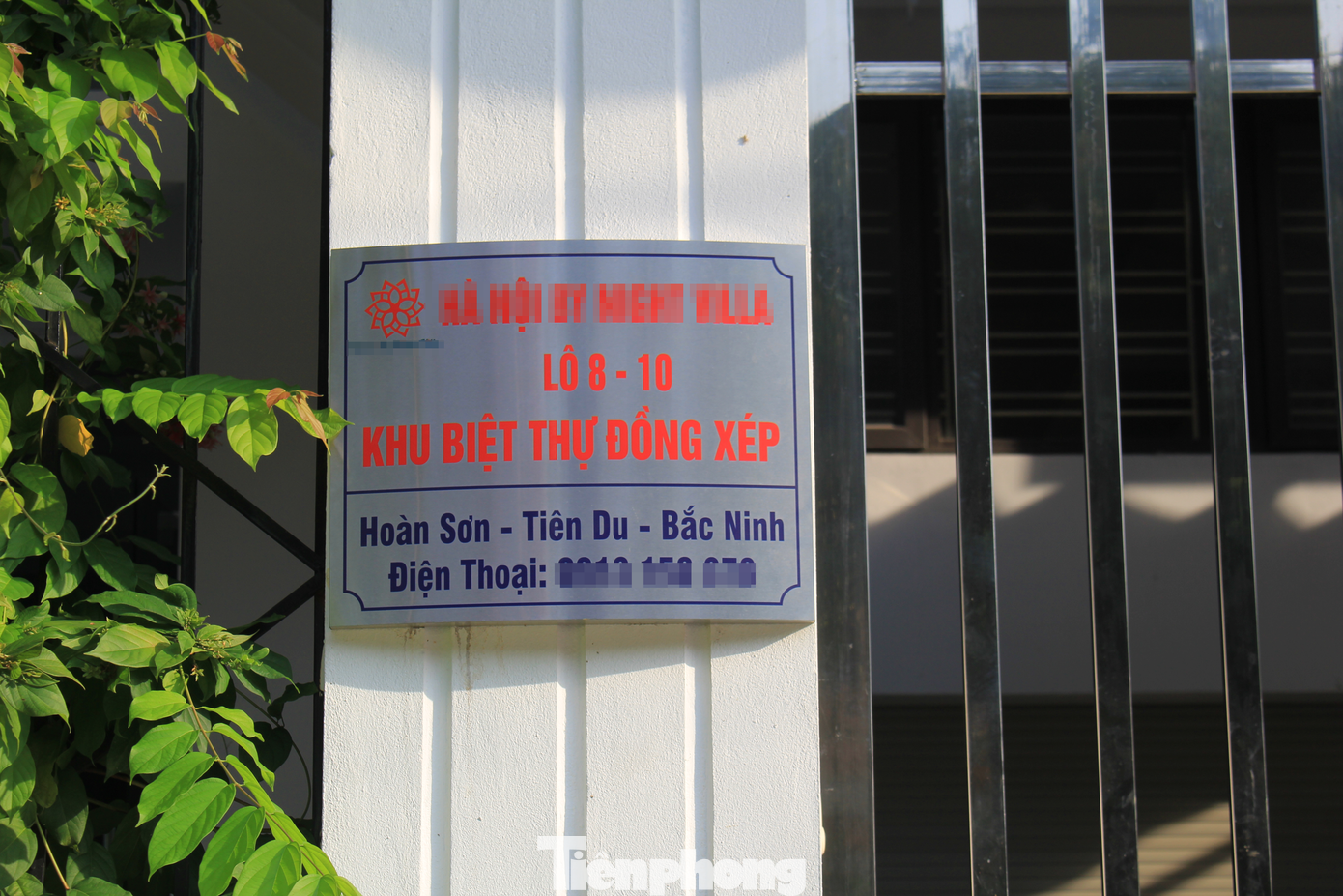 Điển hình, tại lô biệt thự 8 -10 đường Hoa Hồng thuộc khu biệt thự Đồng Xép, vài năm gần đây xuất hiện tòa chung cư mini cao 6 tầng mang tên “H.N.B.N Villa”. Theo tìm hiểu, cả tòa nhà này có tổng cộng 50 căn hộ khép kín cho thuê ngắn hạn và dài hạn, với diện tích 35m2/căn hộ. Thậm chí, tòa chung cư mini này còn có mặt trên nhiều hệ thống và nền tảng đặt phòng có tiếng. Điển hình, tại lô biệt thự 8 -10 đường Hoa Hồng thuộc khu biệt thự Đồng Xép, vài năm gần đây xuất hiện tòa chung cư mini cao 6 tầng mang tên “H.N.B.N Villa”. Theo tìm hiểu, cả tòa nhà này có tổng cộng 50 căn hộ khép kín cho thuê ngắn hạn và dài hạn, với diện tích 35m2/căn hộ. Thậm chí, tòa chung cư mini này còn có mặt trên nhiều hệ thống và nền tảng đặt phòng có tiếng.