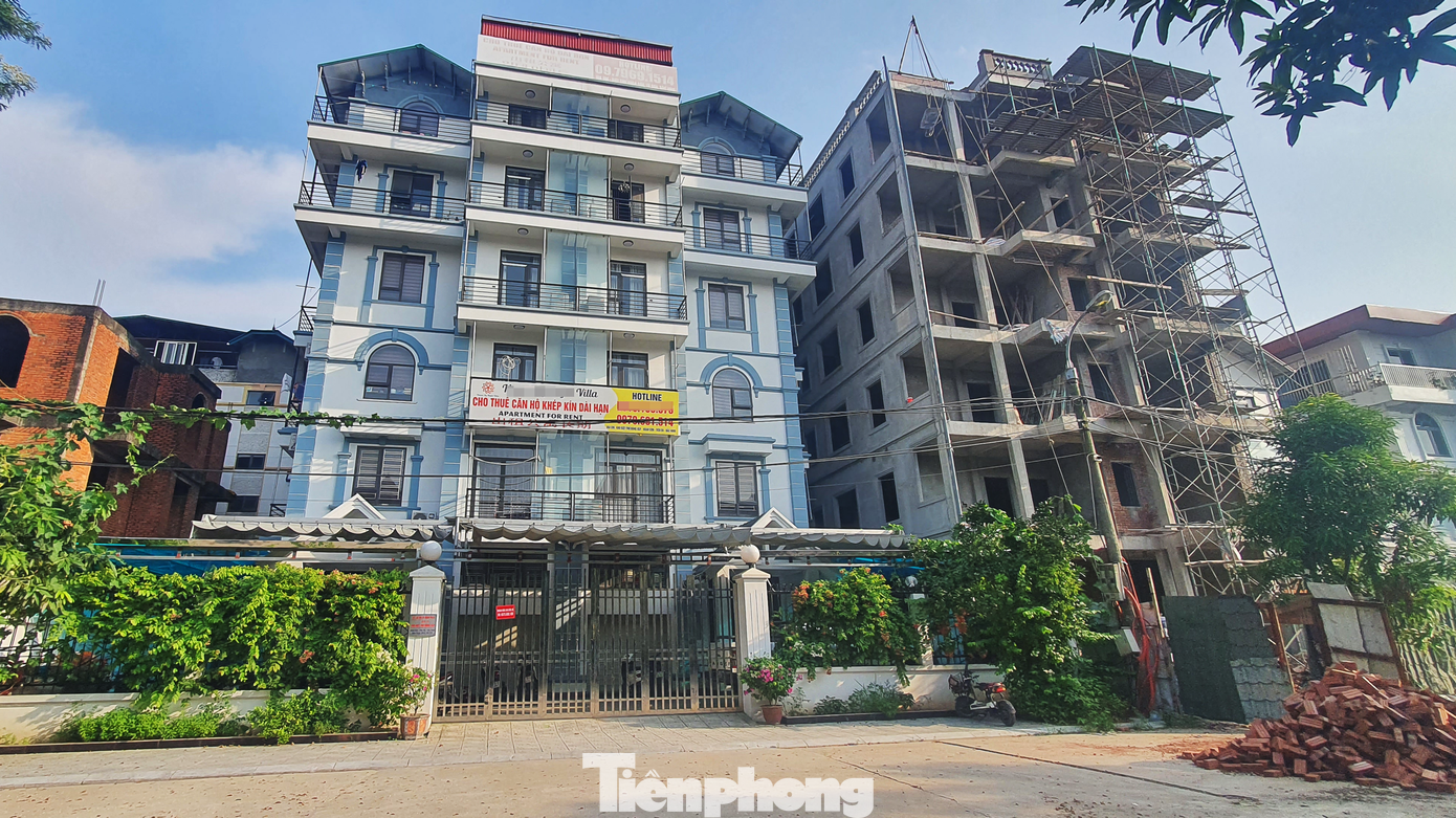 Liên quan đến bài viết “Loạt biệt thự trong khu đô thị ở Bắc Ninh biến tướng thành chung cư mini và nhà nghỉ” tại Khu đô thị Từ Sơn (xã Hoàn Sơn, huyện Tiên Du, Bắc Ninh) mà Tiền Phong đã phản ánh trước đó, qua khảo sát, PV nhận thấy, khu đô thị này không chỉ xảy ra tình trạng xây dựng phá vỡ quy hoạch chung, mà còn có hàng loạt biệt thự bỏ hoang lâu năm.