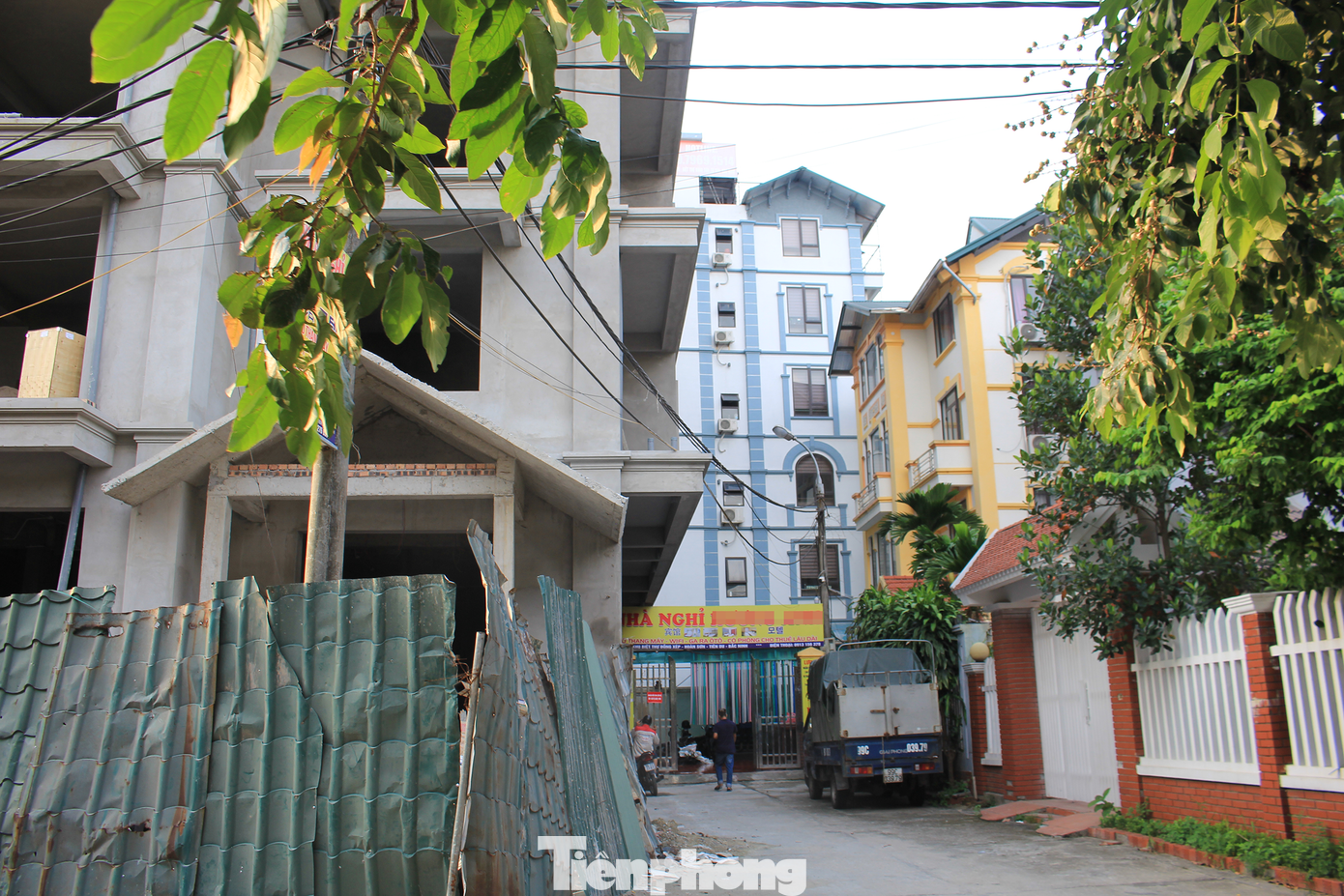 Phía sau tòa chung cư mini vừa nêu, là một nhà nghỉ 6 tầng mang tên “H.A”. Theo người dân khu vực, cả tòa chung cư mini “H.N.B.N Villa” và nhà nghỉ “H.A” đều thuộc cùng một chủ sở hữu. Phía sau tòa chung cư mini vừa nêu, là một nhà nghỉ 6 tầng mang tên “H.A”. Theo người dân khu vực, cả tòa chung cư mini “H.N.B.N Villa” và nhà nghỉ “H.A” đều thuộc cùng một chủ sở hữu.