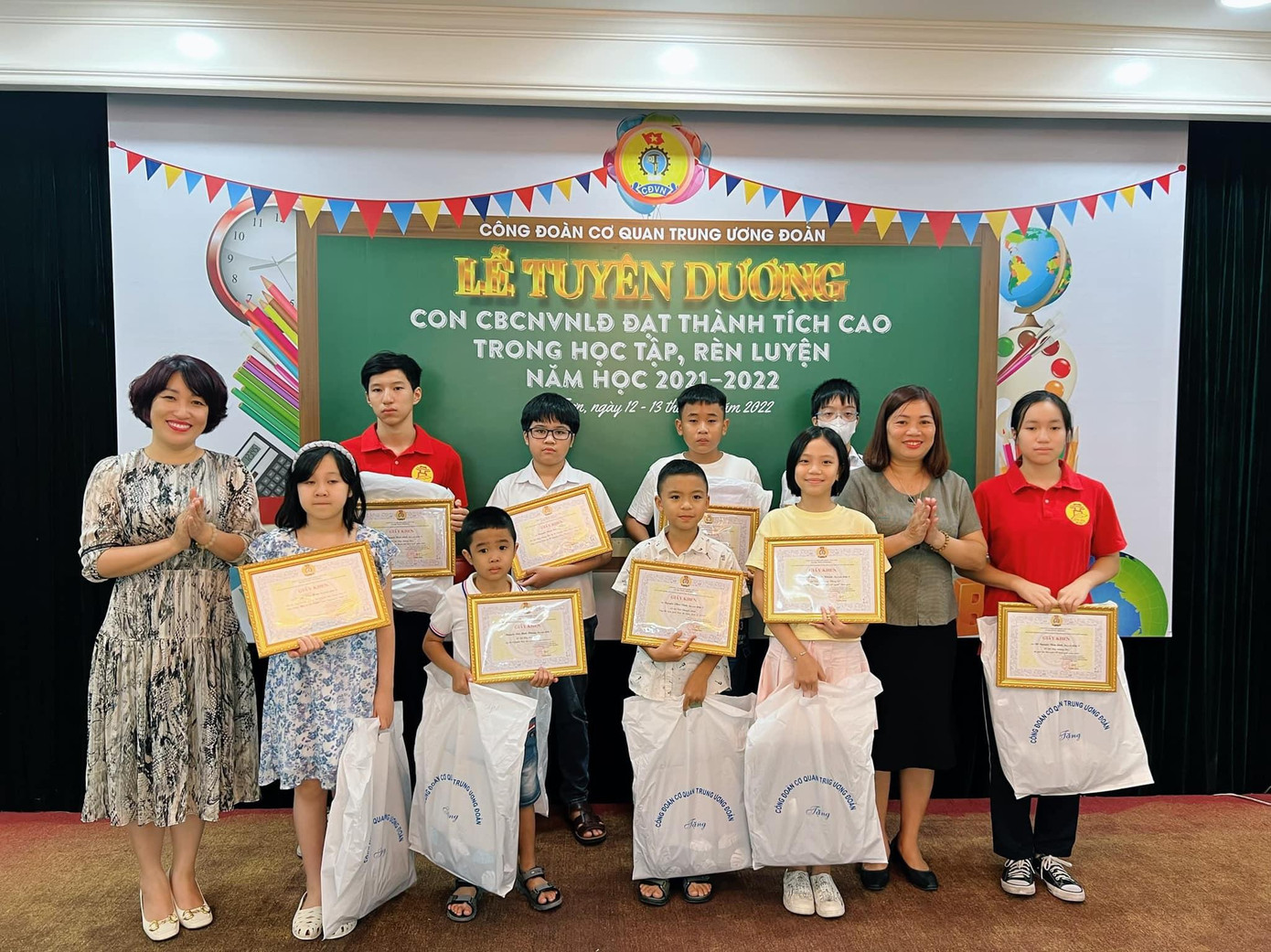 Nhằm tăng cường hoạt động chăm lo, động viên khích lệ con em CBCCVC&amp;NLĐ cơ quan, ngày 12/8, Ban Thường vụ Công đoàn cơ quan Trung ương Đoàn tổ chức Lễ Tuyên dương 43 cháu có thành tích cao trong học tập, rèn luyện năm học 2021-2022 đã đạt giải trong các cuộc thi quốc gia, quốc tế và cấp tỉnh, thành phố. Trong ảnh, cô Lê Hồng Hạnh - Uỷ viên Ban Thường vụ Đảng uỷ, Chủ tịch Công đoàn cơ quan, Phó Chánh văn phòng Đảng đoàn thể cơ quan Trung ương Đoàn và cô Nguyễn Phương Lan, trao giải cấp quốc gia.
