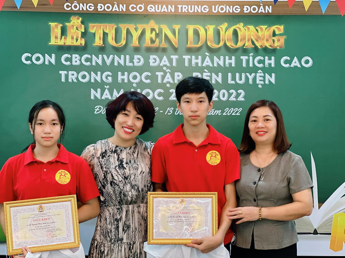 Em Đỗ Nguyễn Hoài Linh (lớp 9) đạt HCB giải bơi Học sinh THPT toàn quốc năm 2022 trong khi em gái là Đỗ Nguyễn Thuỳ Linh (lớp 7) đạt HCB giải bơi Học sinh THPT toàn quốc năm 2022.